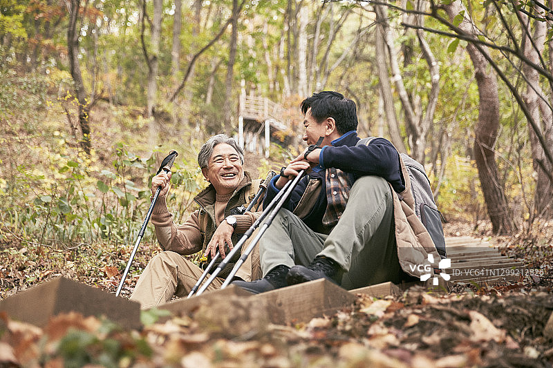 享受徒步旅行的年长男人们图片素材