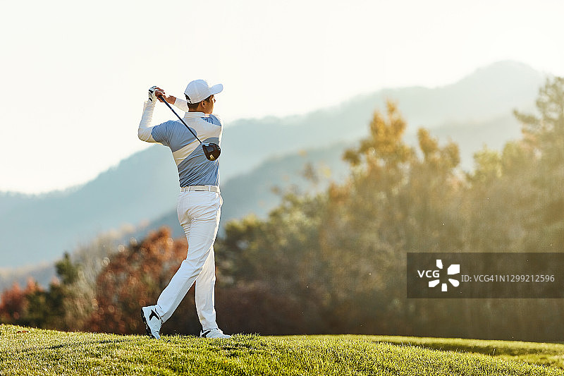 男人挥动高尔夫球杆图片素材