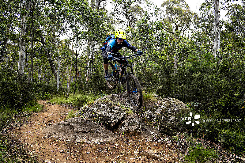 男子在澳大利亚的斯雷德博谷道骑山地自行车图片素材