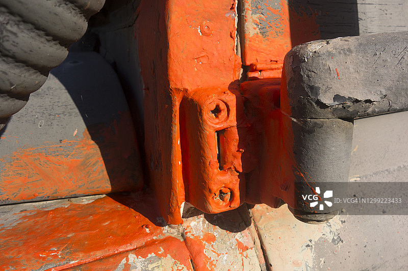 涂有四氧化三铅防锈漆的生锈金属图片素材