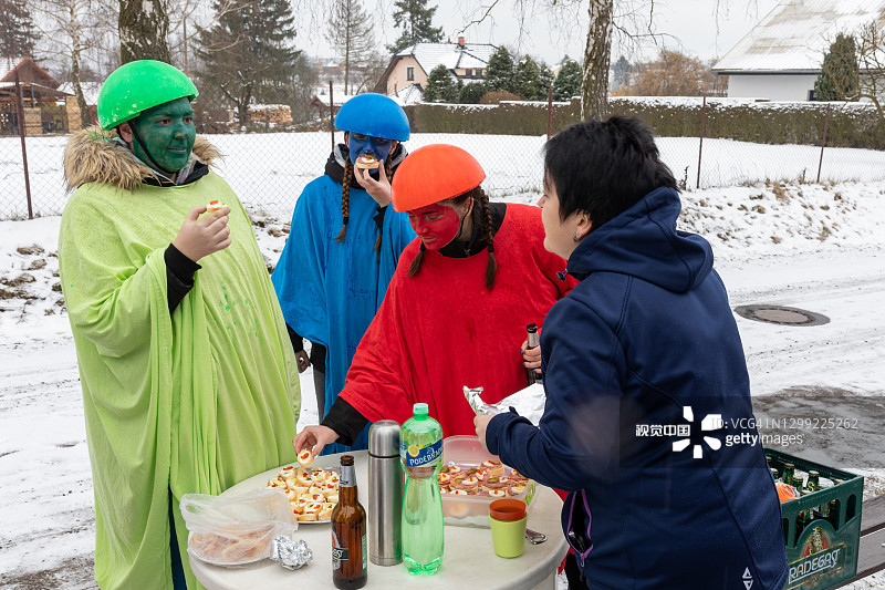 人们戴着面具参加Mardi Gras狂欢节的Masopust，传统的上门仪式游行图片素材