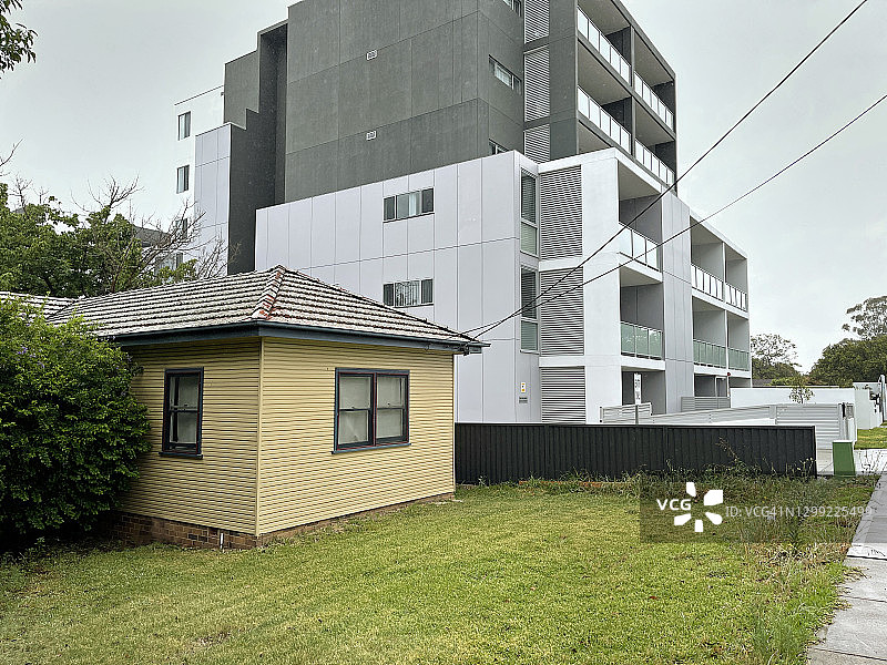 新旧住宅：独立屋与新建公寓楼图片素材
