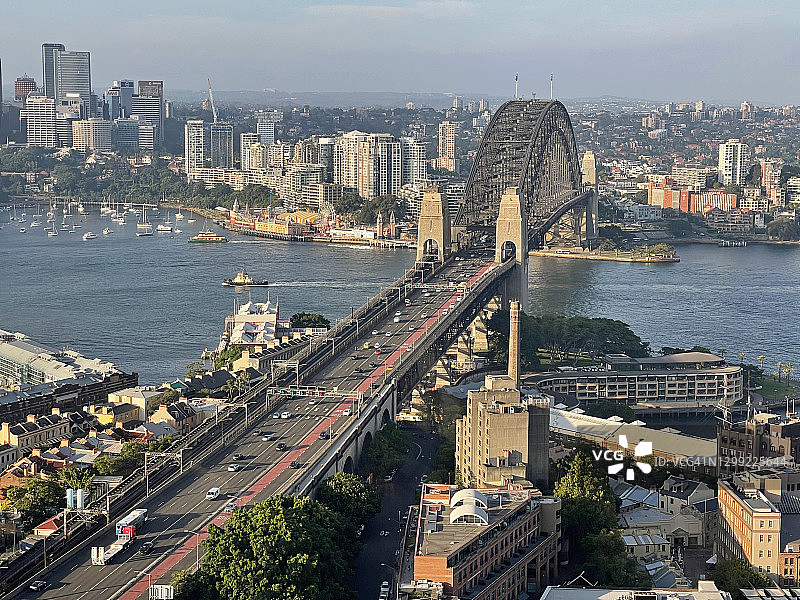 城市天际线和悉尼海港大桥主干道图片素材