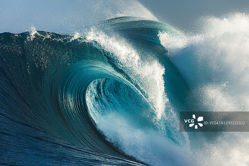 阳光明媚的开放海洋中 мощный 的蓝色和海蓝色海浪图片素材