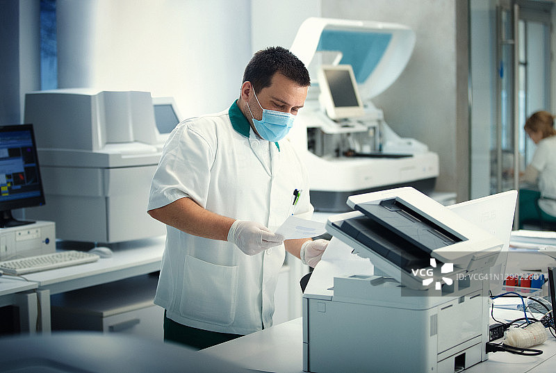 实验室技术员将数据输入电脑图片素材