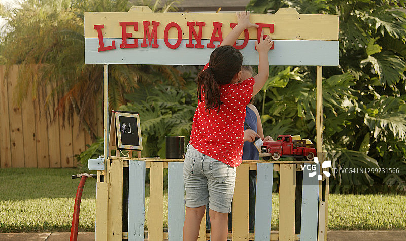 朋友们为即将开业的柠檬水摊位做最后的润色图片素材