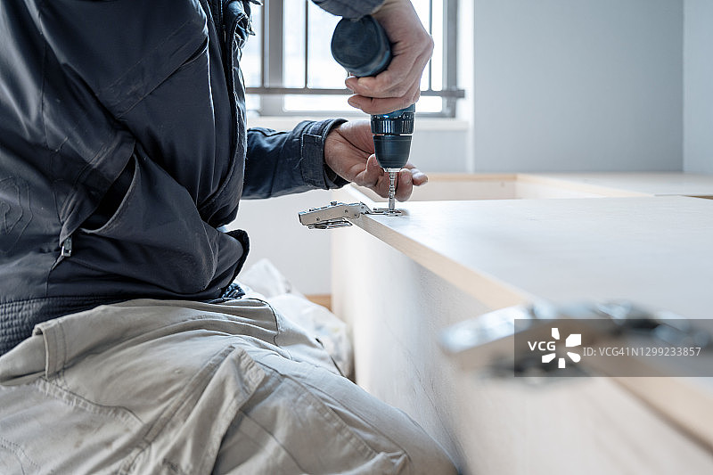 工匠组装新公寓的橱柜图片素材