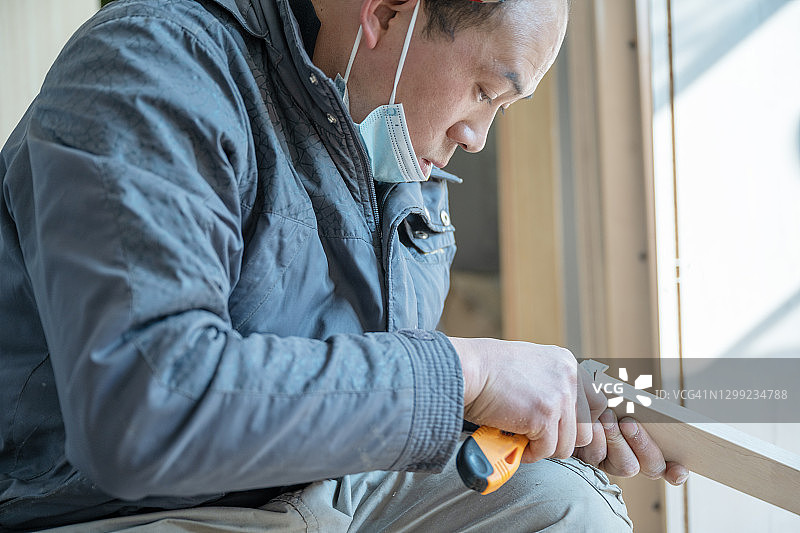 工匠组装新公寓的橱柜图片素材