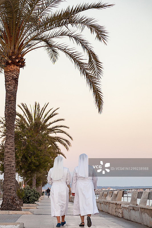 修女们在长廊上一起散步图片素材