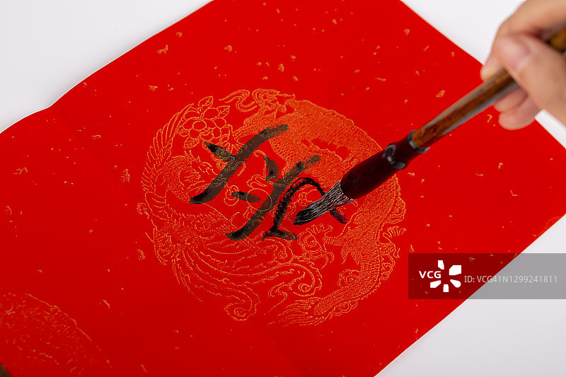 中国传统节日春节，挥毫泼墨书写春联图片素材