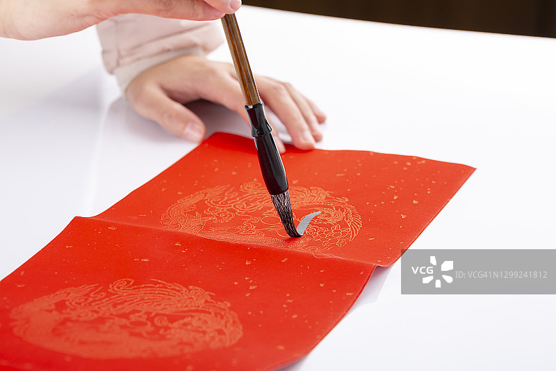 中国传统节日春节，挥毫泼墨书写春联图片素材