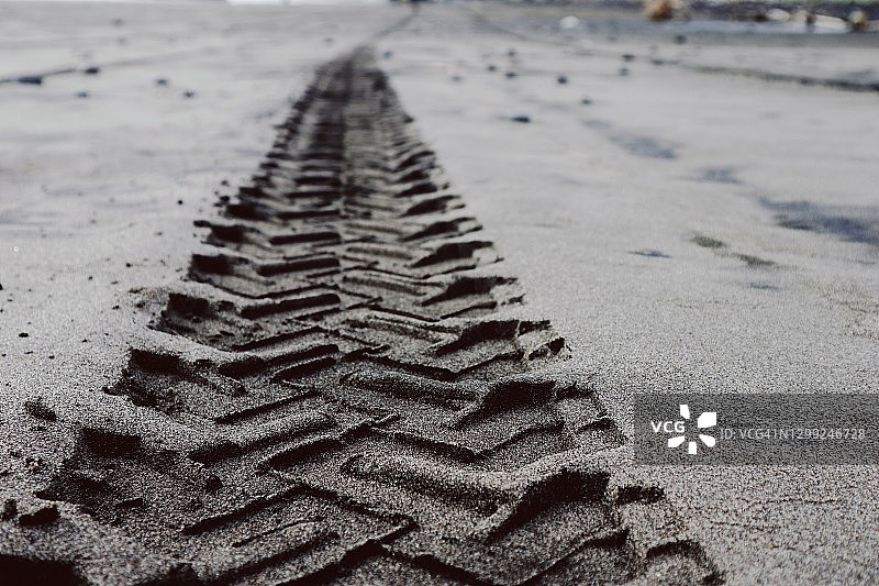 沙地汽车轮胎痕迹全画幅镜头图片素材