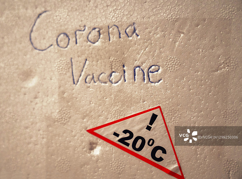 装有低温储存的COVID-19疫苗的小瓶的盒子。标签为SARS-CoV-2对抗冠状病毒。图片素材