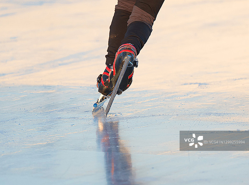 穿着冰鞋的脚，滑雪场关闭图片素材
