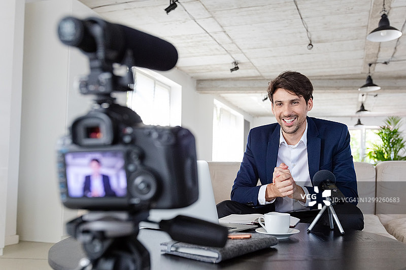 商人在办公室拍摄Vlog图片素材