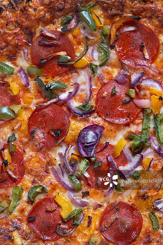 披萨细节：意大利香肠、洋葱、甜椒图片素材