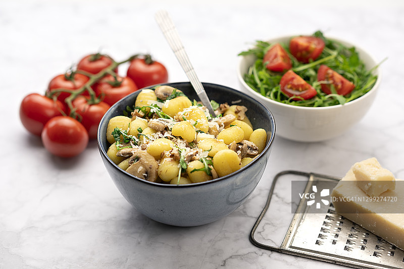 健康素食意大利美食：芝麻菜番茄沙拉图片素材