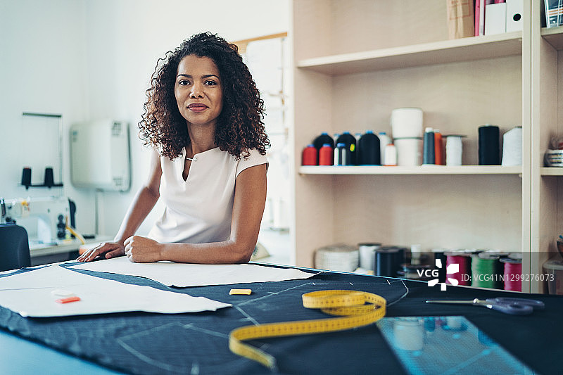 很高兴做她喜欢的工作图片素材