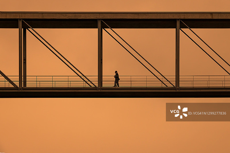 桥上行走的人群剪影图片素材