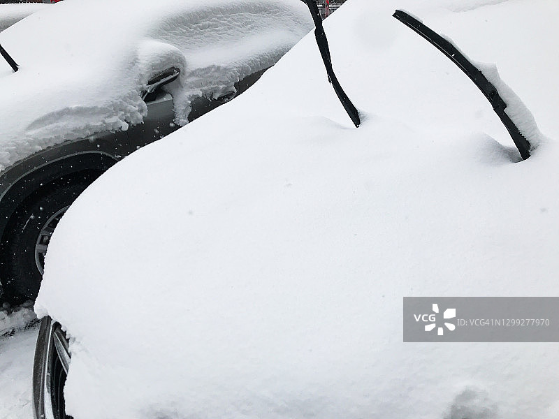 被埋在雪中的汽车图片素材