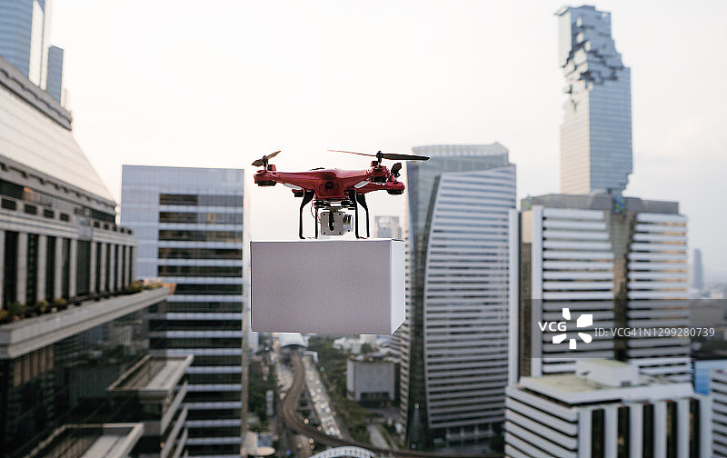 在城市中运送紧急货物的无人机图片素材
