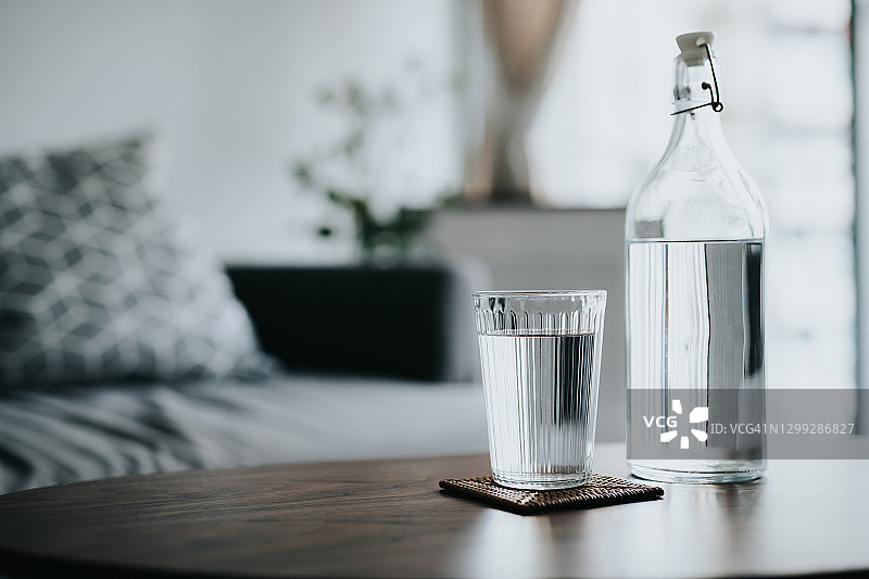 客厅咖啡桌上的一杯水，健康补水图片素材