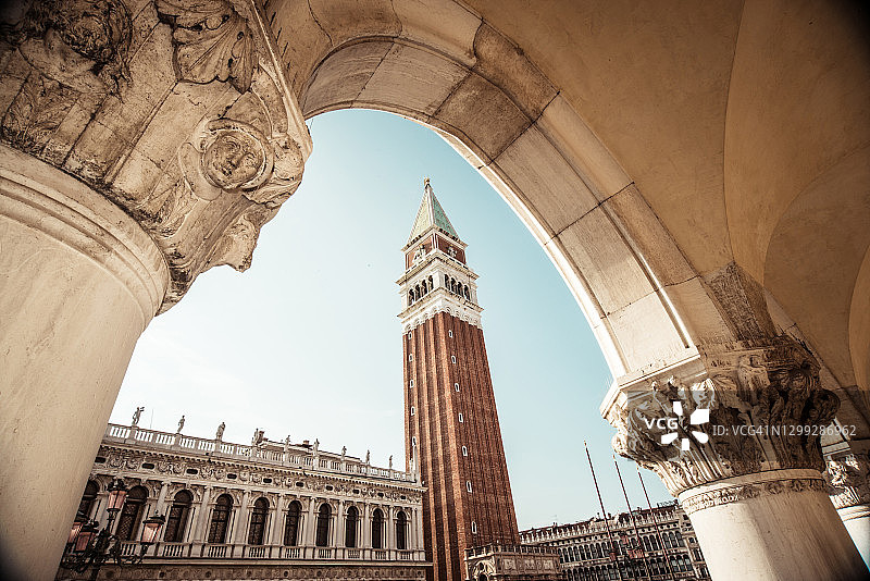 意大利威尼斯中心透过拱门看到的圣马可塔图片素材