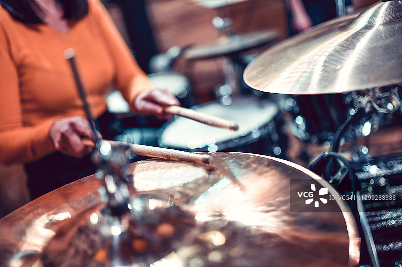 女鼓手敲击钹图片素材