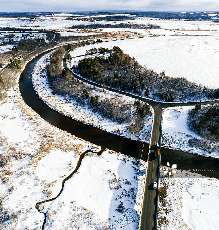 农民在运输肥料图片素材
