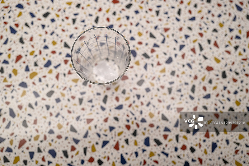 俯瞰花桌上的玻璃图片素材