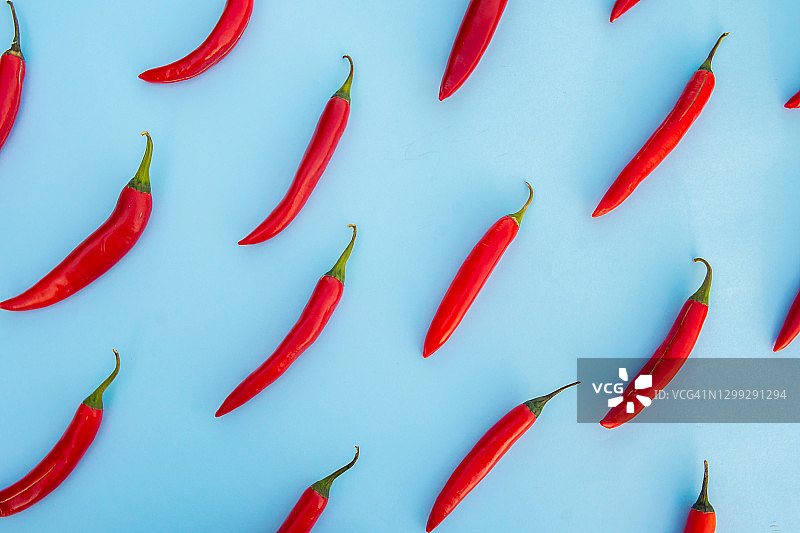 蓝色背景上的红色辣椒图案图片素材