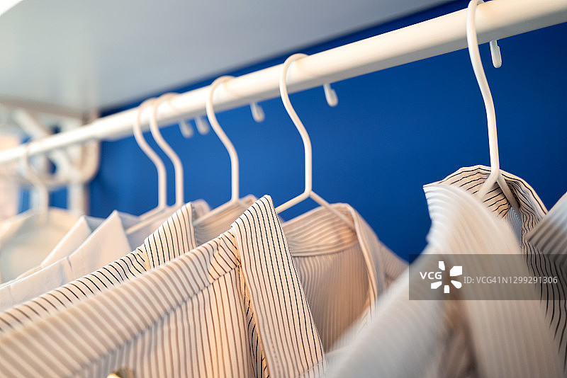 衣柜里挂着的衣服图片素材