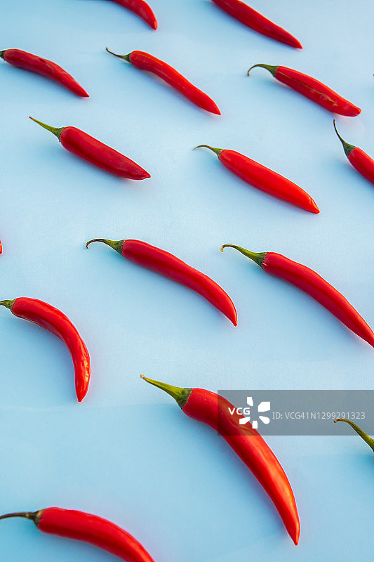 蓝色背景上的红色辣椒图案图片素材