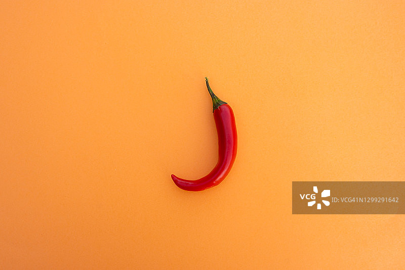 橙色背景上的红辣椒俯视图图片素材