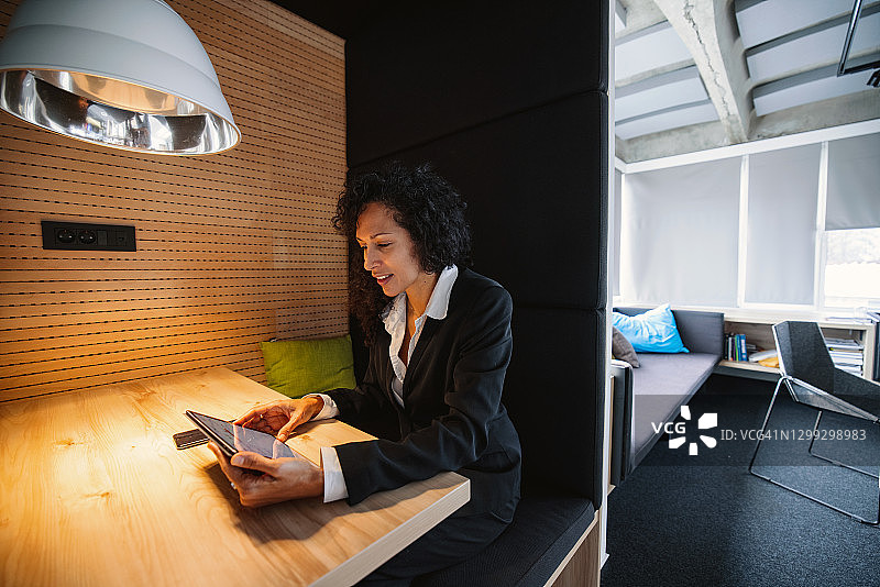 西班牙裔女高管使用平板电脑休息图片素材