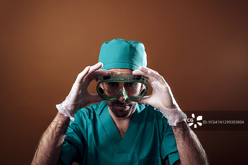 医生在手术室穿绿色睡衣戴眼镜-库存照片图片素材