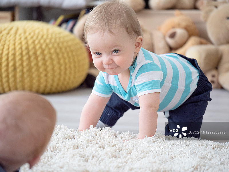 我会爬向你，伙伴图片素材