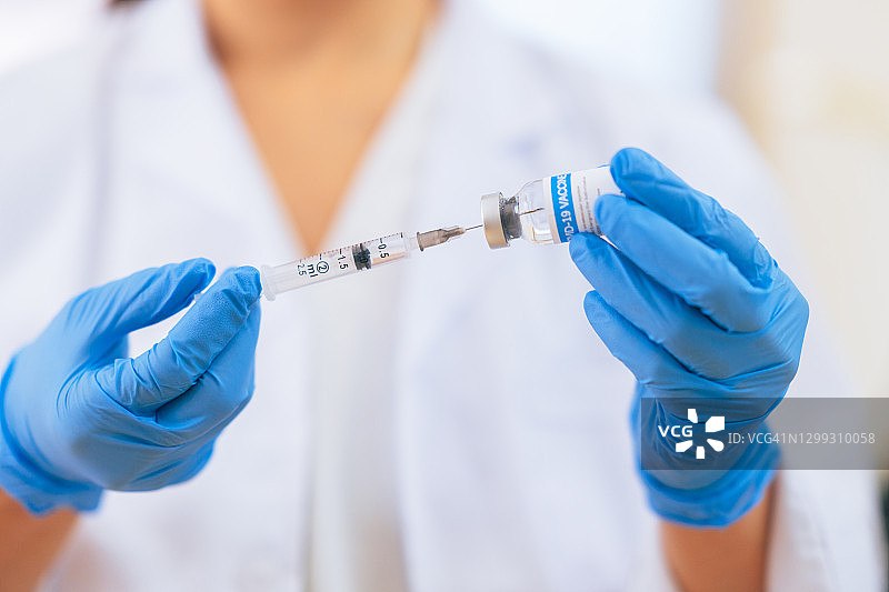 医生在办公室准备注射器特写图片素材
