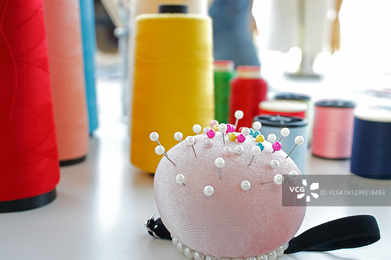 工业缝纫厂用彩色线轴图片素材