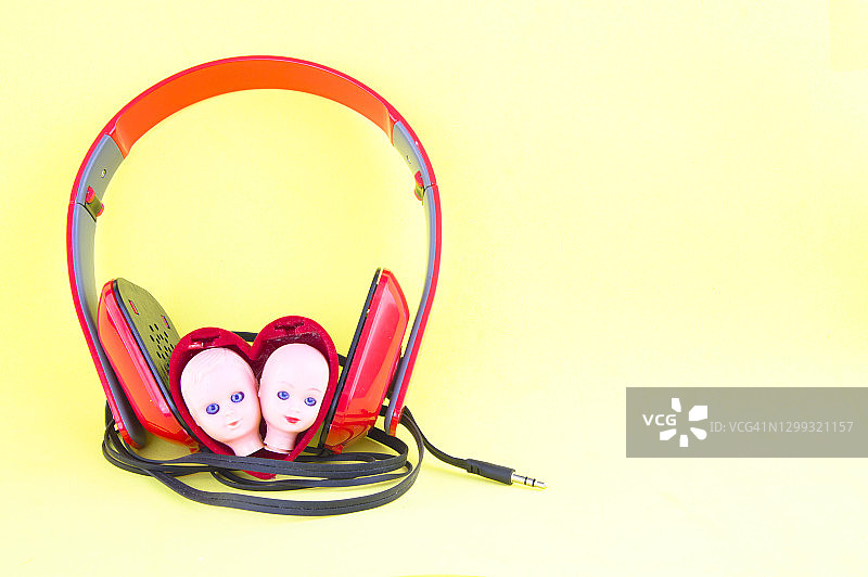 情侣听音乐图片素材