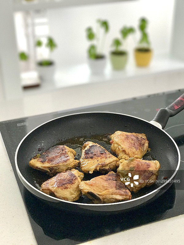 烹饪午餐用鸡肉图片素材