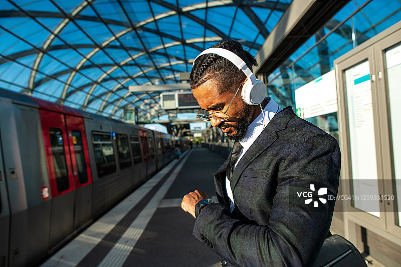 在火车站的西装革履的英俊男人图片素材