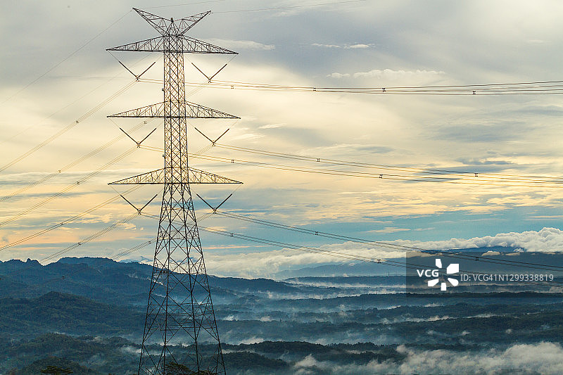 山区中的输电塔图片素材
