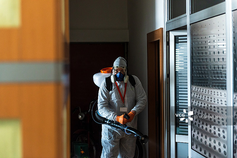 新冠疫情期间的工作场所消毒图片素材