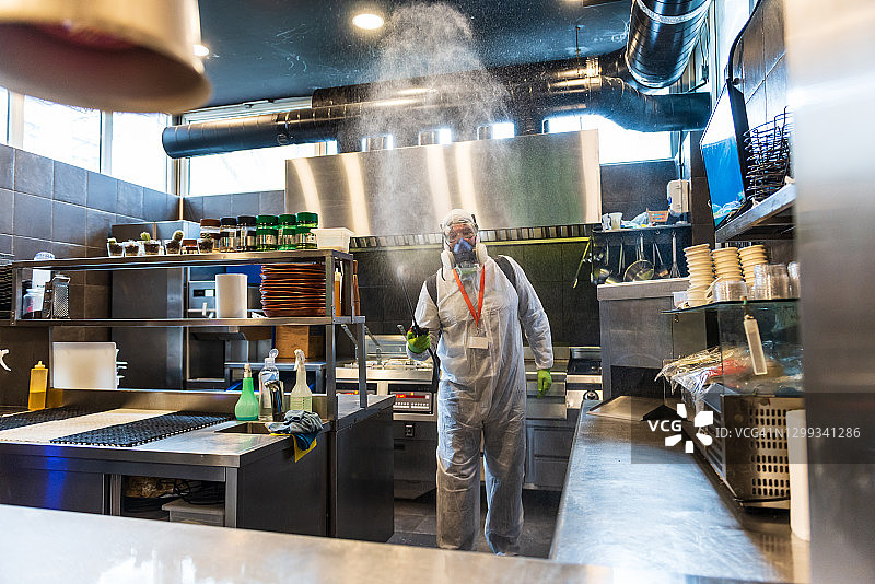 新冠疫情期间餐厅厨房消毒图片素材