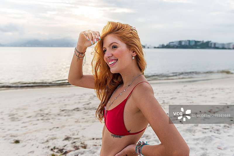 海滩比基尼年轻女人图片素材