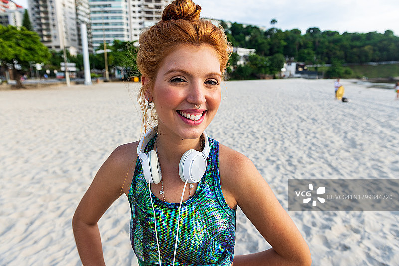 女运动员在海滩锻炼图片素材