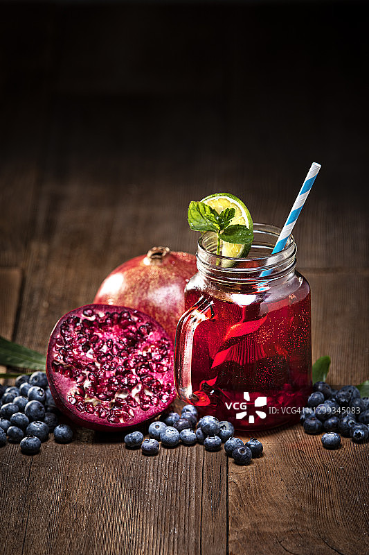 木质背景上的石榴图片素材