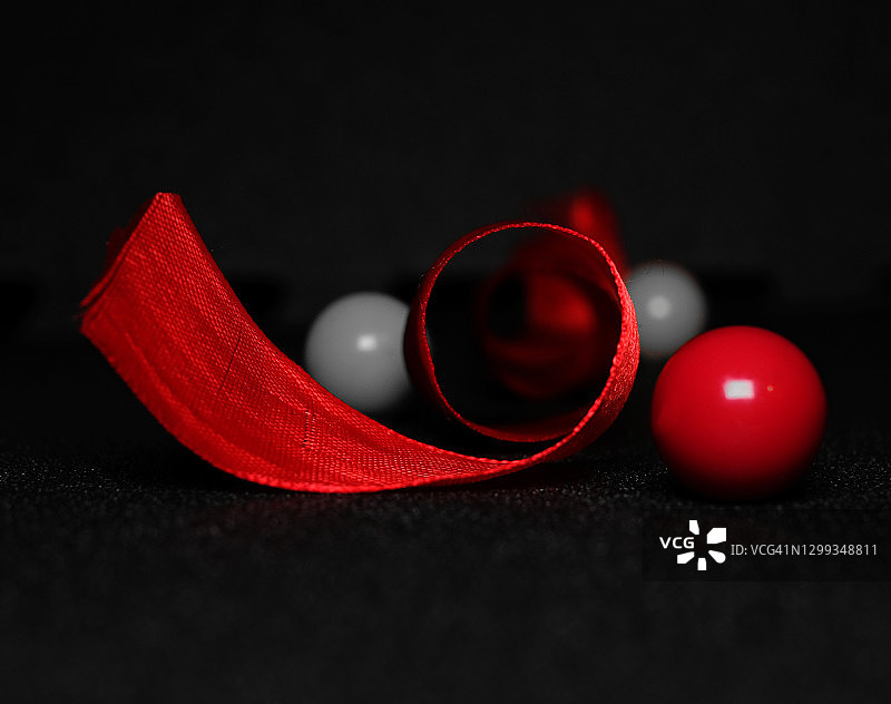 带有球体的红色丝绸缎带图片素材