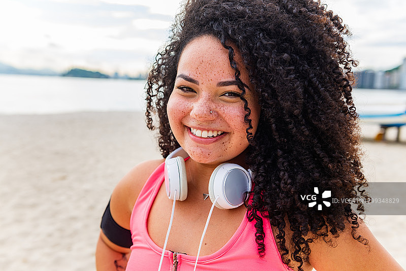 自信的胖女孩在户外锻炼图片素材